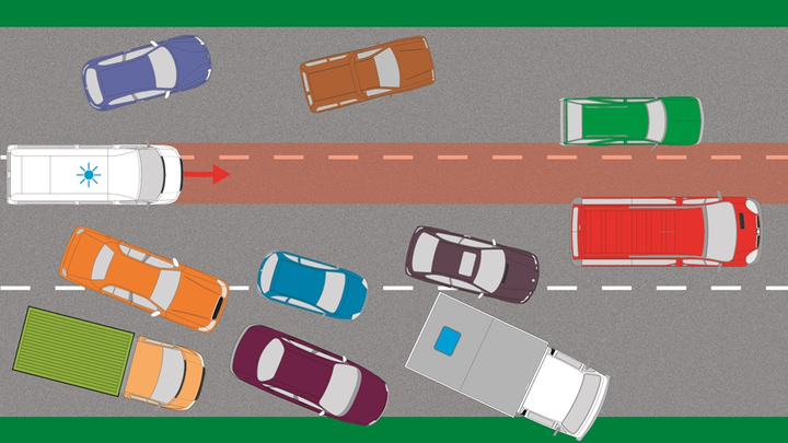 Czy w przedstawionej sytuacji kierujący pojazdami koloru czerwonego i zielonego zgodnie z przepisami umożliwiają przejazd pojazdu uprzywilejowanego tworząc tzw. "korytarz życia" ?